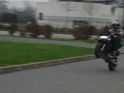 Pedro's wheel un pied sur le guidon