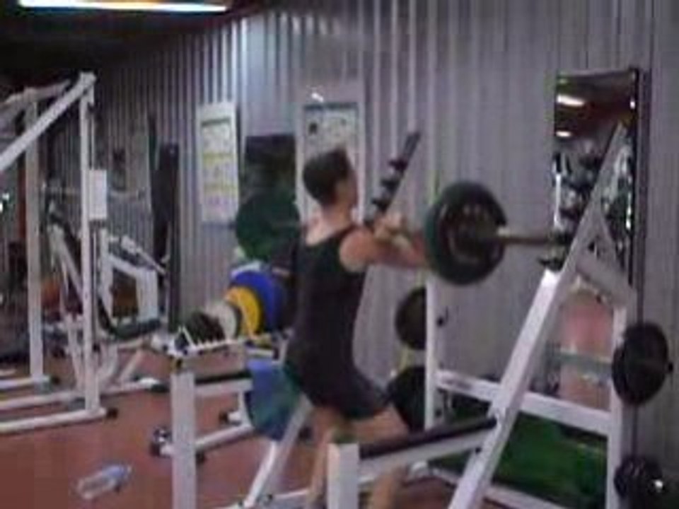 moi en squat devant