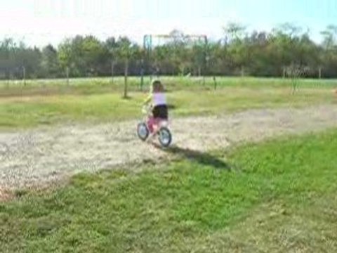 Célia qui fait du vélo sans roulette