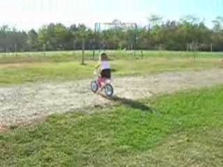 Célia qui fait du vélo sans roulette