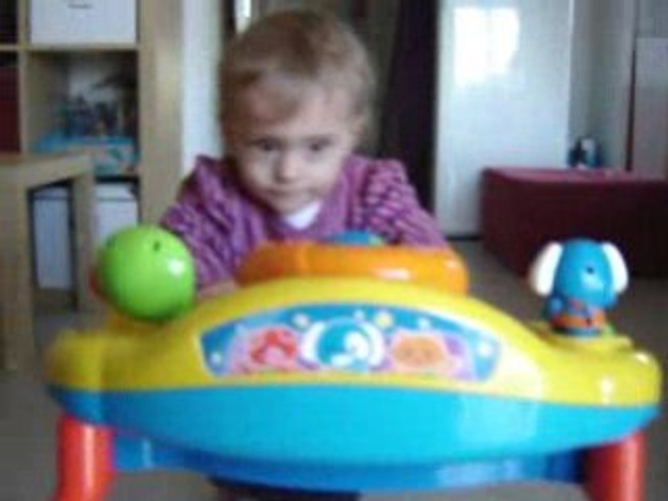 Mathilde marche avec son pousseur