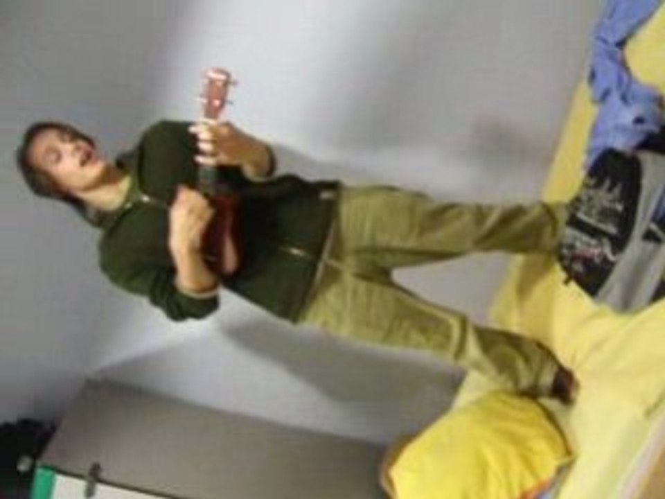 Enrique sur le lit de nico