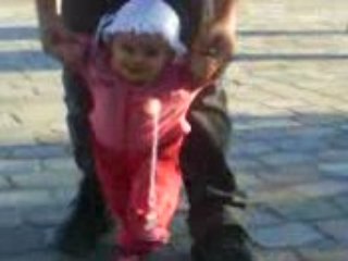 Elle marche avec papa 191008