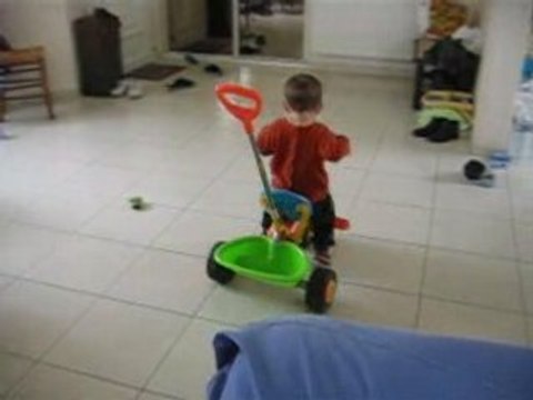 noa et sa facon a lui de faire du velo