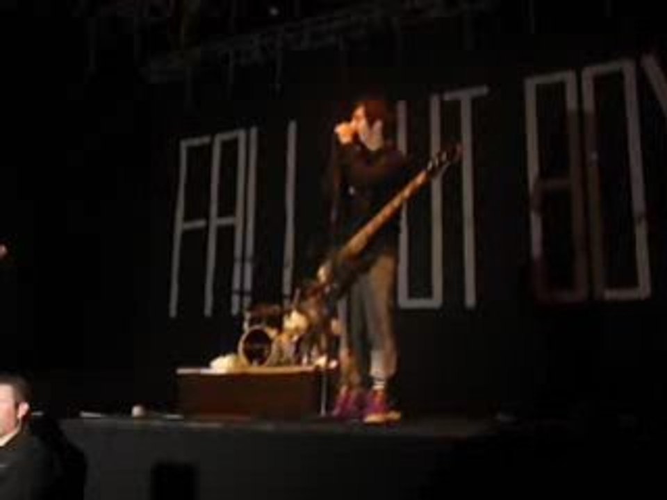 Fall Out Boy a lille (Pete parle juste avant I Don't Care)