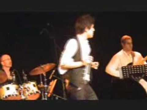 26.10 Dis le avec des fleurs (exclue)