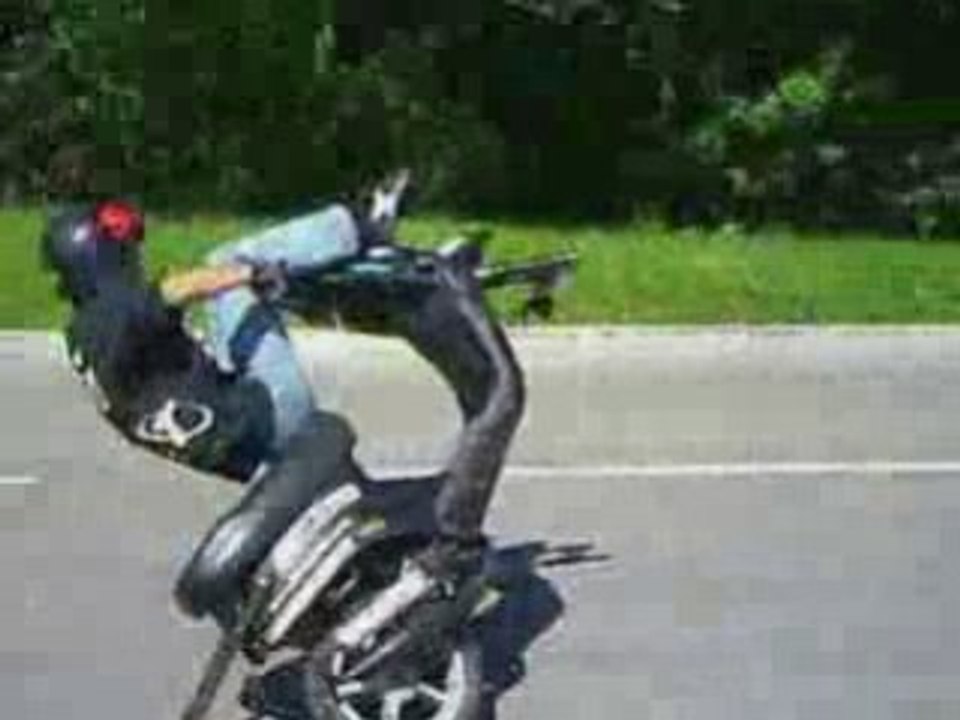 moto VS scoot - crash Complication