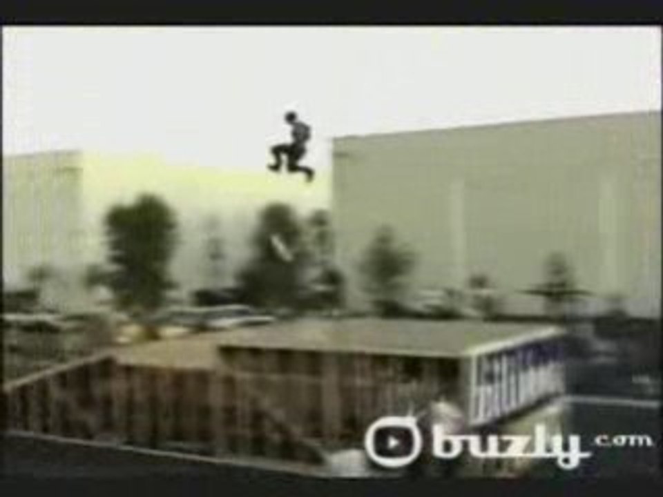 ACCIDENT le skater rate son jump