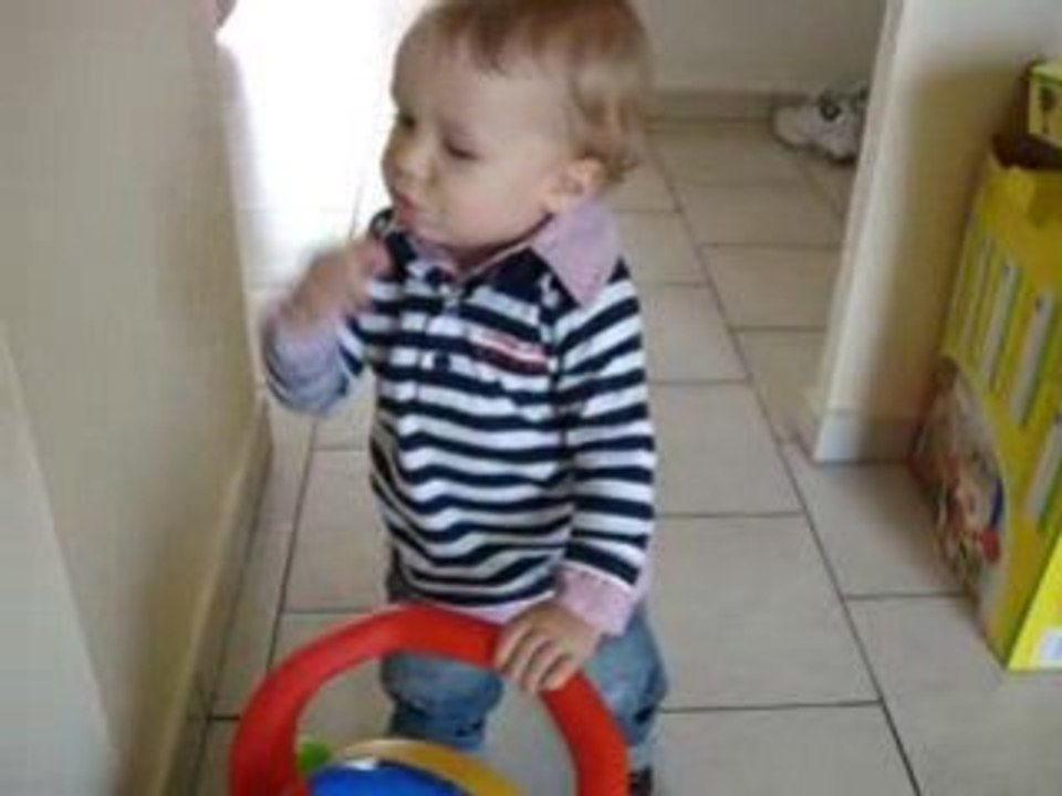 Valentin dit "manger" en  LSF