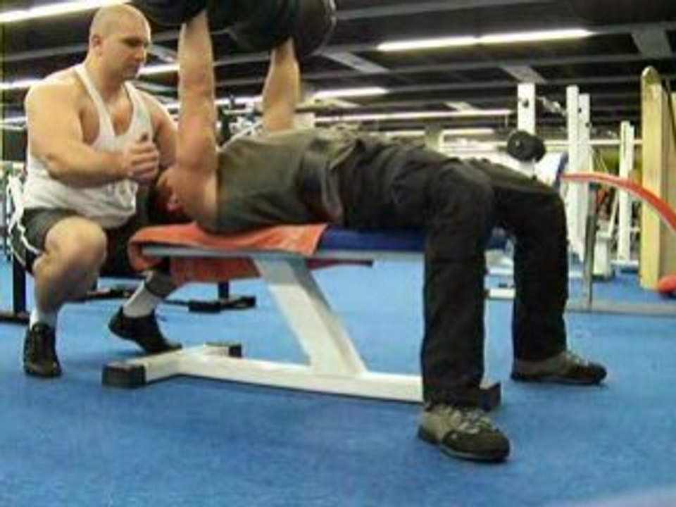 4+1 reps au développé couché haltères @ 2x61 kg