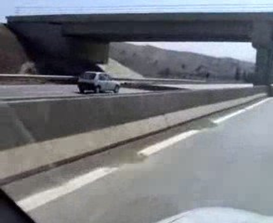 Un automobiliste algerien contre sens sur l'autoroute !!