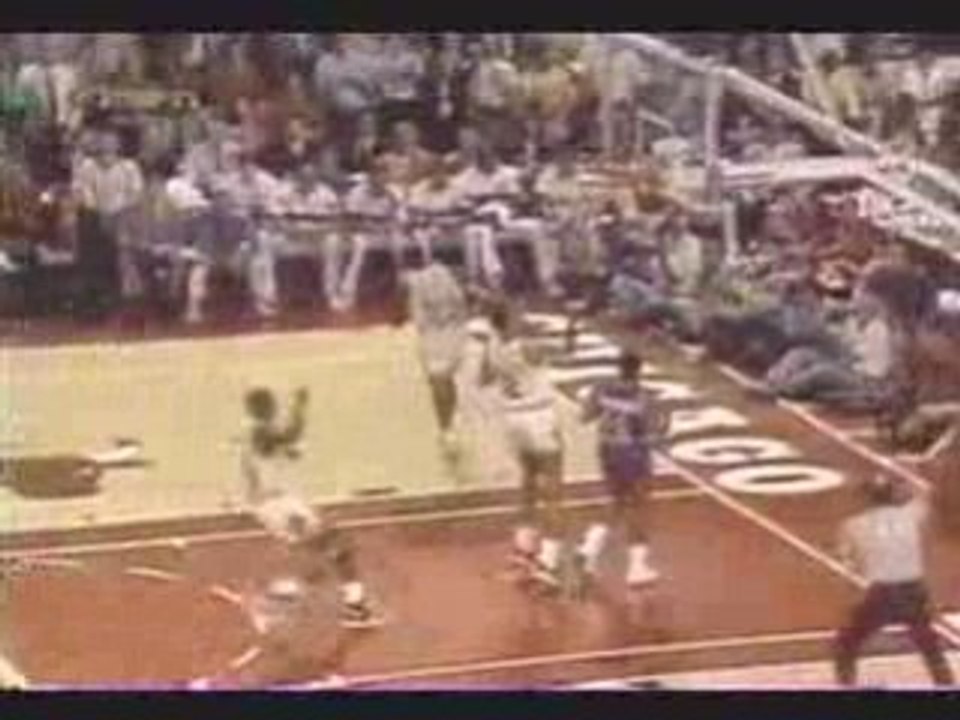 NBA BASKETBALL - Super move de Mickael jordan