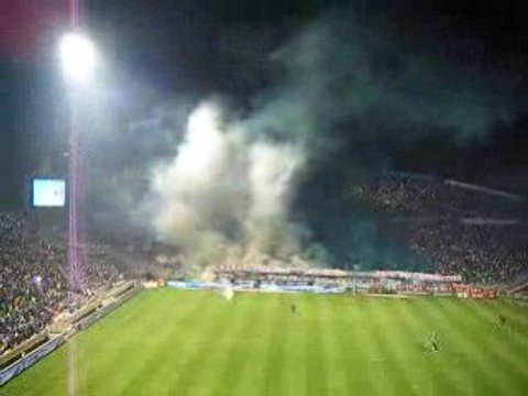 Om-Psg (Pots de Fumée Bleu & blanc au virage sud)