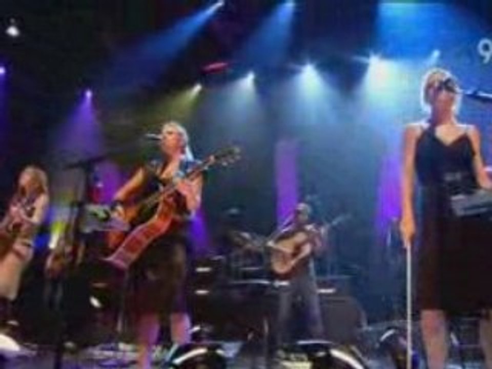 Dixie Chicks - Taking The Long Way (Live Jools Holland 2006)