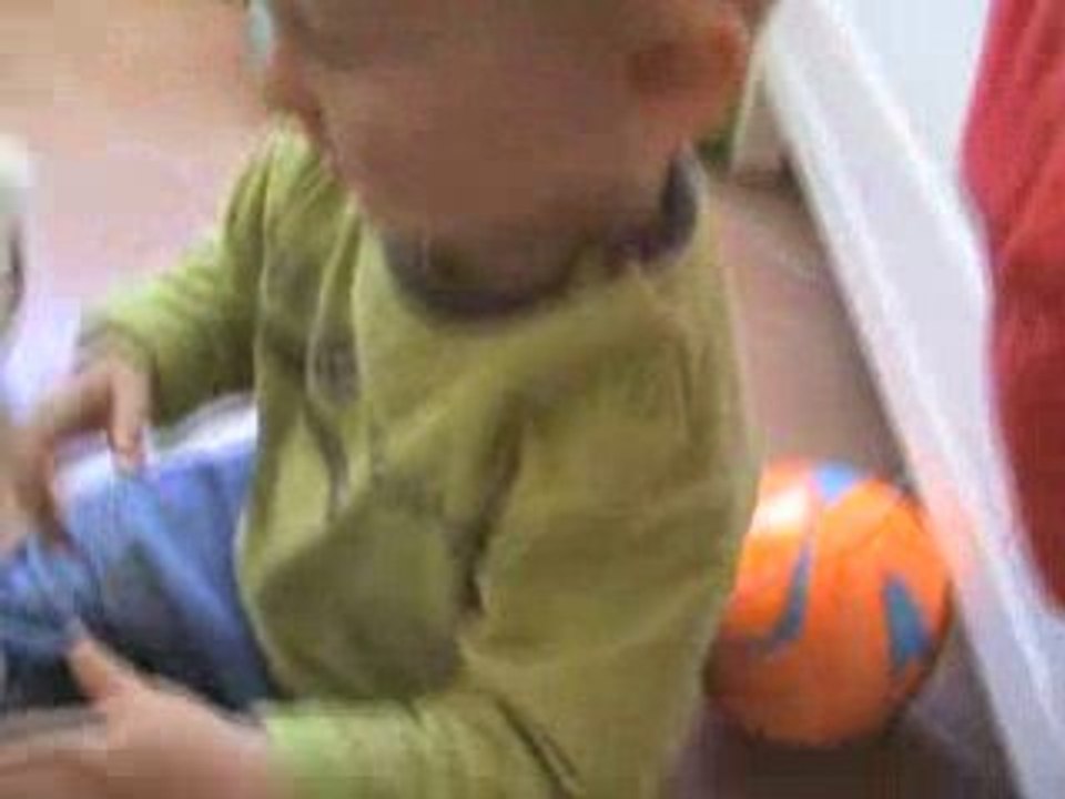 Quentin fait des calins à sa peluche