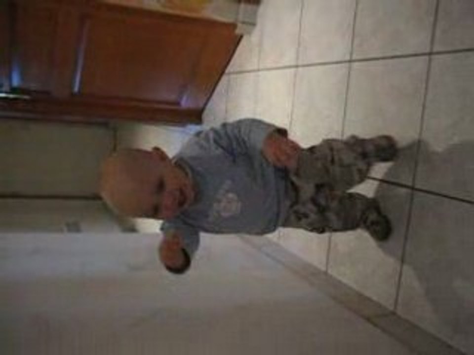 Les premiers pas de Théo - le 22 octobre 2008