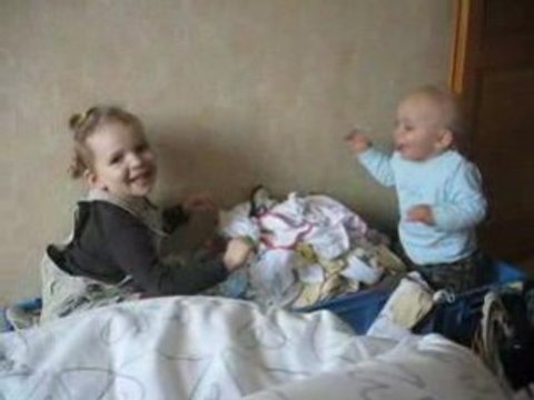 Lucie et Théo s'oocupent de plier le linge.