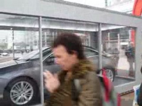 Laguna coupé coffre fort sur le parvis de La Defense