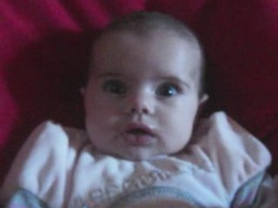 1ère petite cuillière de compote de pomme pour Méline