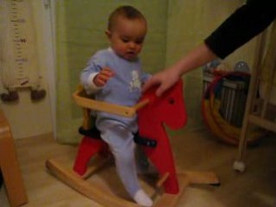 Mathias sur son Cheval à bascule (12 mois)