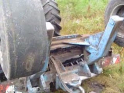 Tracteur valtra au débroussaillages fôret de landes video6