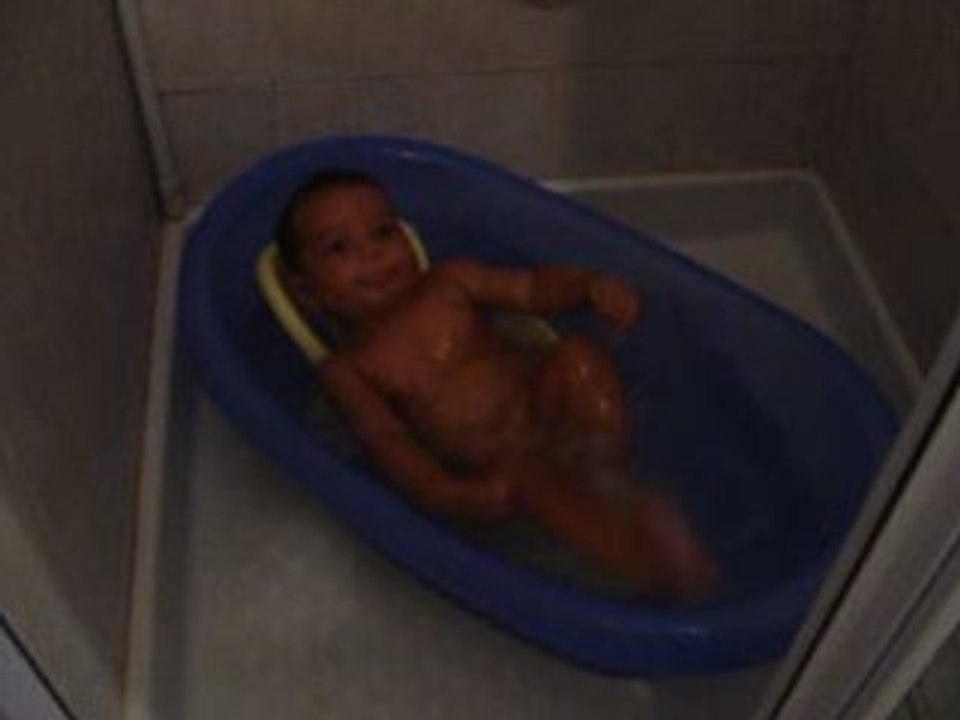 Sacha dans le bain le 29 09 2008