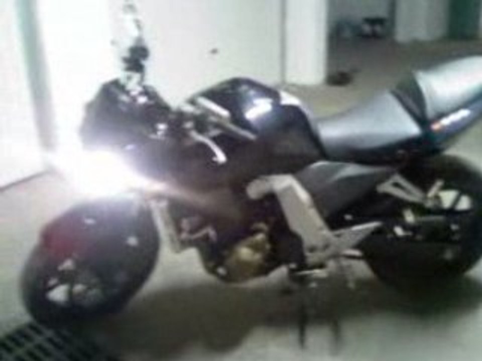 z750 de 2006 avec pot Micron position haute titane flamé