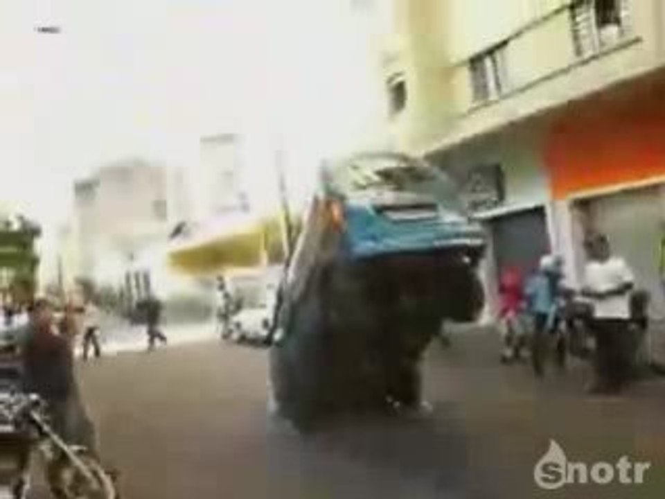 Minivan fait l'équilibre sur 2 roues !!