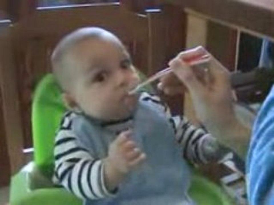 Nathan et son premier repas comp