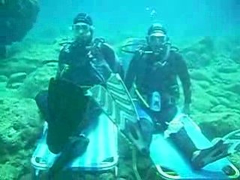 Dominique et Nicolas bronzent dans la baie de Kalypso ...