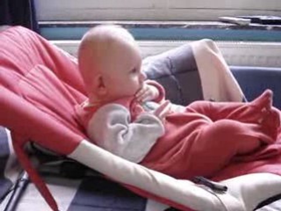 Lucas essaie de se redresser a 3 mois