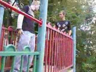 Amandine & Anaïs - Traction au parc