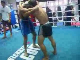 Moi a lentreneman der  genou en thailande