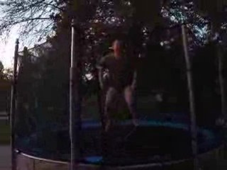 BILL TESTE LE TRAMPOLINE