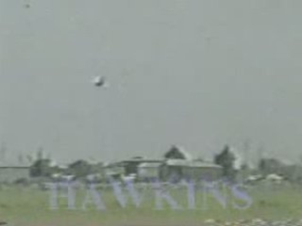 Ovnis - vidéo - un ovni en sustentation pendant un tempête (