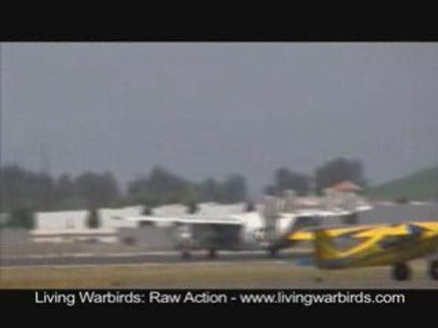 Grumman C-2A Greyhound - Living Warbirds: Raw Action