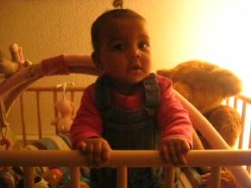 Kiara debout ds le parc