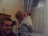 Helene en train de chanter  a sa chienne