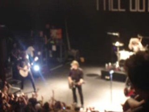 fall out boy beat it(live)a paris le 13/10/2008