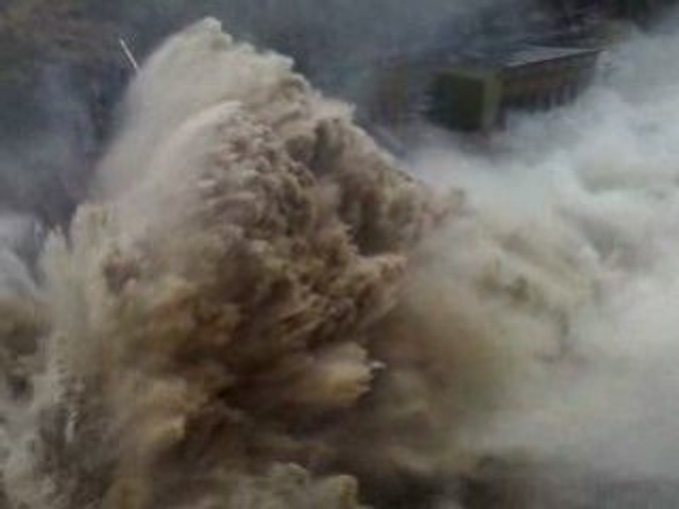 Crue de la loire barrage de grangent 02 11 2008 (1)