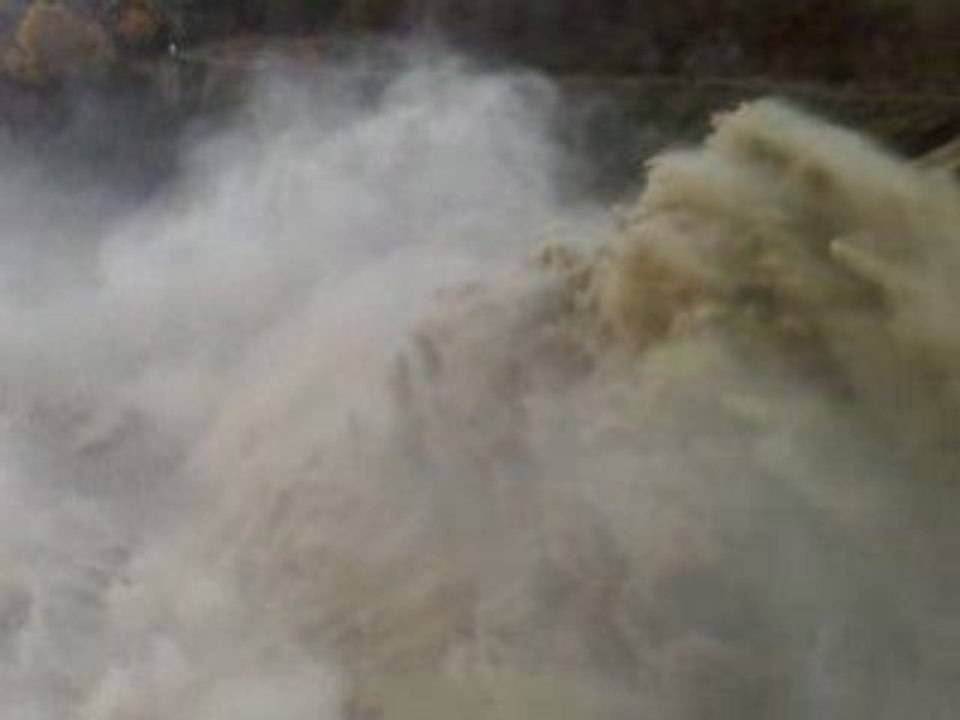 Crue de la loire barrage de grangent 02 11 2008 (3)