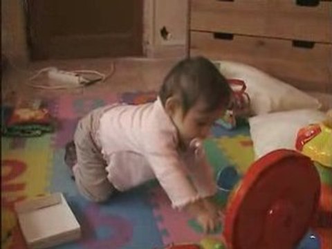 Clara fait du 4 pattes