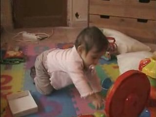 Clara fait du 4 pattes