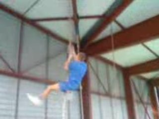 Anthony grimpé de corde