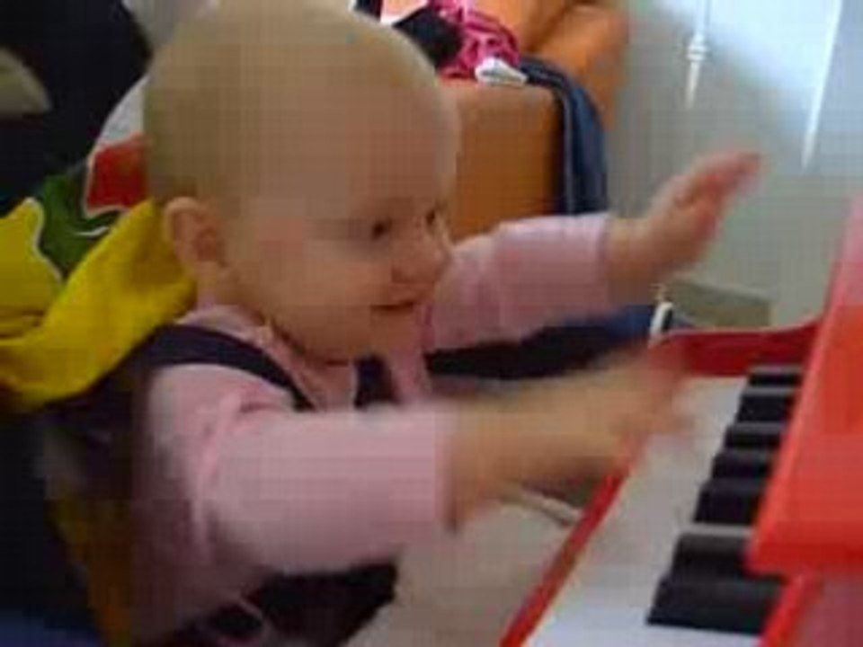 Raphaëlle au pianO.