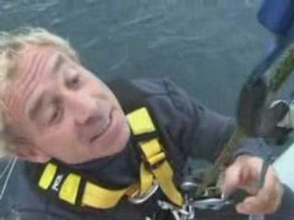 Roland Jourdain escalade le mât de Veolia Environnement