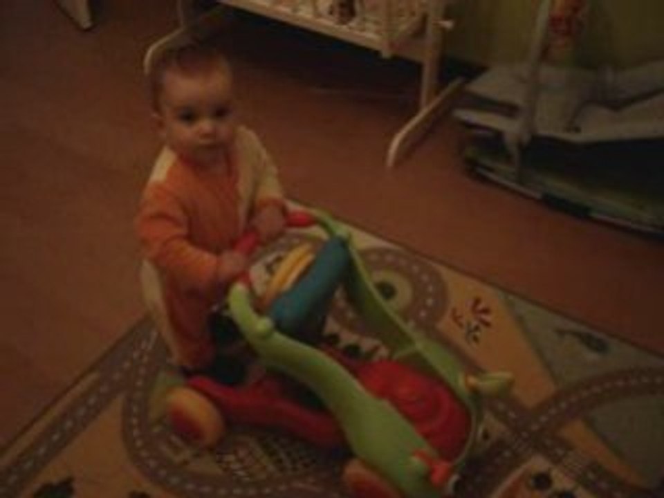 Noa et son pousseur-porteur