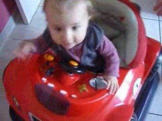 emma fait du trotteur avec marraine