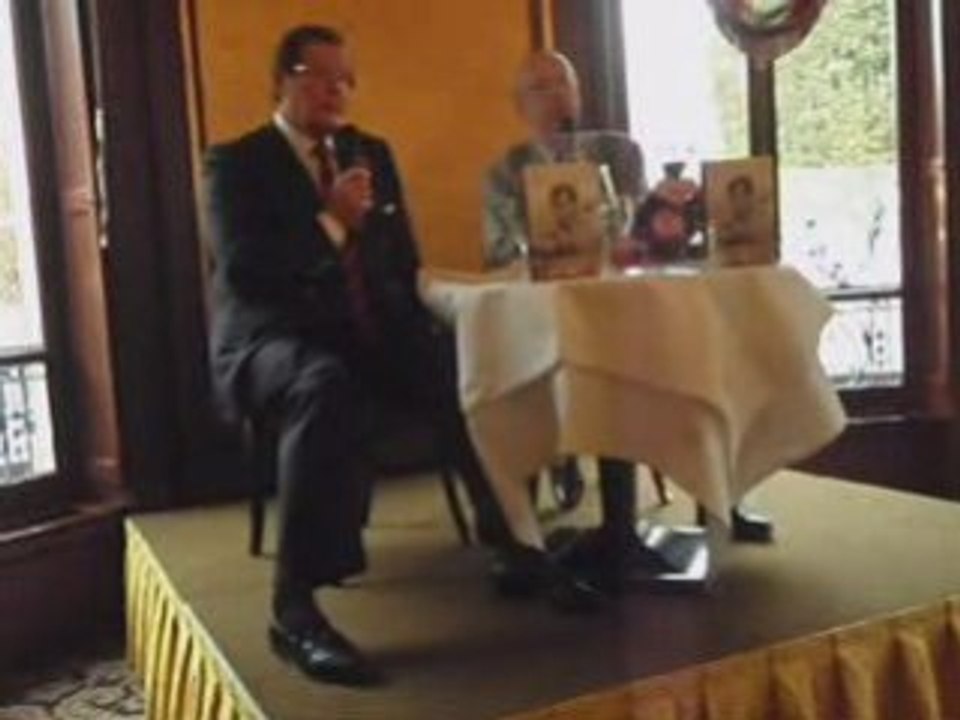 VIDEO AMICALEMENT VOTRE LE LIVRE DE ROGER MOORE JAMES BOND