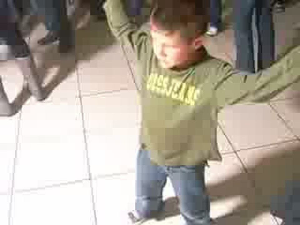 enfants dansant la tek